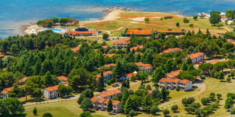 Apartmány na Istrii: ubytování na pláži, bez stravy či s jídlem, bazény a sportovní vyžití
