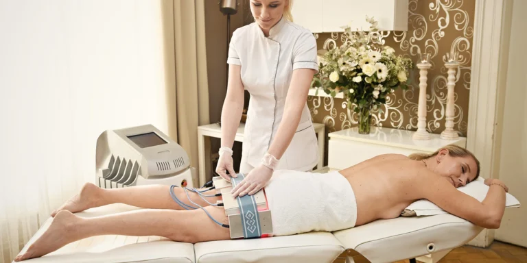 Odbourání tuku a formování postavy pomocí laserové lipolýzy a lymfodrenáže