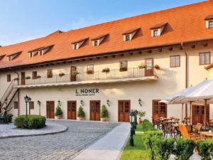 Historický hotel u Strahovského kláštera: snídaně, sauna, možnost snacku i drinku