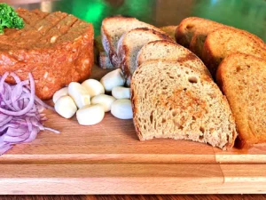Hovězí tatarský biftek s topinkami a česnekem: 250 nebo 500 g