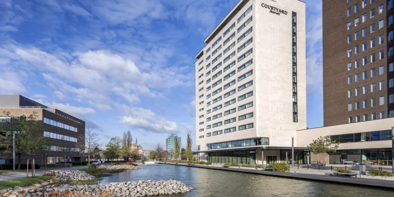 Moderní hotel sítě Marriott v Brně: polopenze, parkování a dítě do 5,9 let zdarma