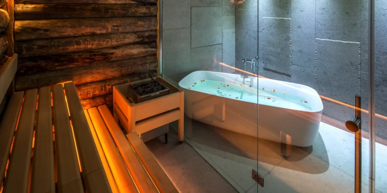 Wellness pobyt v oceňovaném hotelu ve Varech: bazény a sauny, snídaně či polopenze