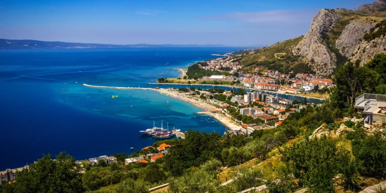 Dovolená u Omiše pro rodinu či pár: až 7 nocí v pokoji či apartmánu s balkonem, 120 m od pláže