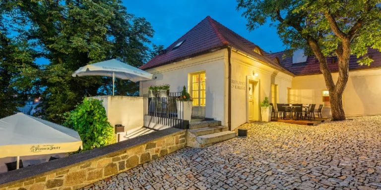 Relax v designovém hotelu v Benešově: snídaně i vstupenky na Konopiště