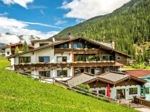 Relax v Tyrolsku: hotel kousek od ledovce Hintertux, strava a wellness
