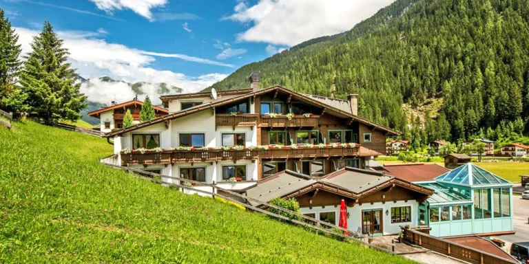 Relax v Tyrolsku: hotel kousek od ledovce Hintertux, strava a wellness