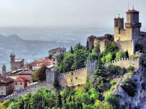 Dominanty San Marina s pobytem na pláži v Rimini: koupání a slunění
