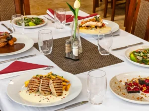 Vyladěné tříchodové menu: carpaccio, kachna, medailonky či losos a brownies