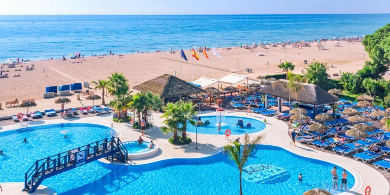 Dovolená ve španělském Costa Brava: 4* hotel Tahití Playa & Suites s bazénem, vířivkou a stravou