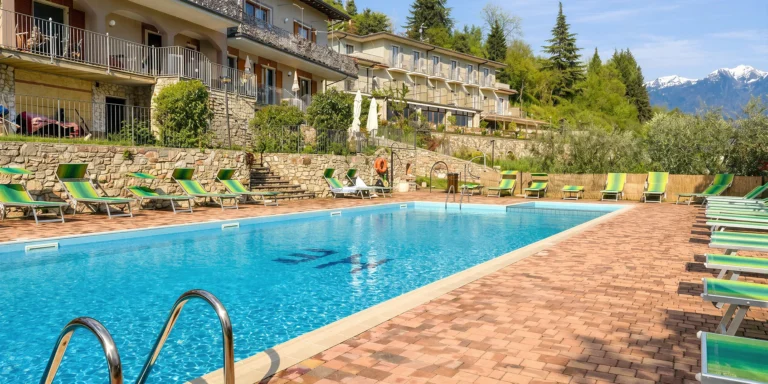 Pobyt v italském Tignale: elegantní vila nad Lago di Garda, snídaně a pizza k večeři
