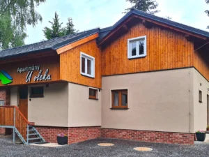 Apartmány přímo u svahu v Orlických horách s herním areálem pro děti