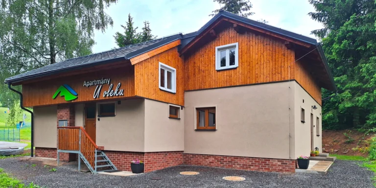 Apartmány přímo u svahu v Orlických horách s herním areálem pro děti