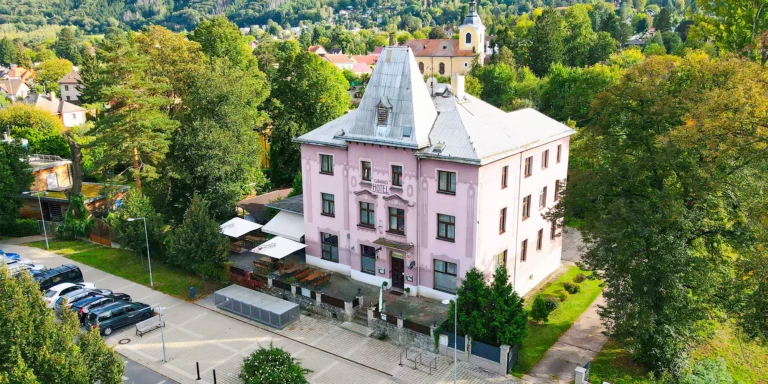 Pohodový pobyt v Českém Krasu: hotel v blízkosti Karlštejna, snídaně nebo polopenze