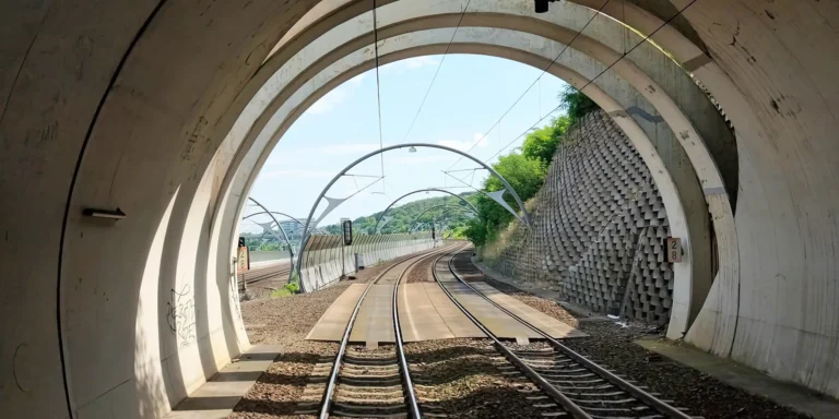 Vyhlídková jízda Prahou zvláštním vlakem: mosty, tunely i depo