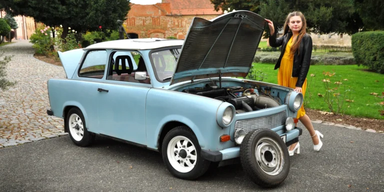 Komentovaná prohlídka Trabant muzea a hodinová vyjížďka Trabantem s řidičem pro 2 osoby