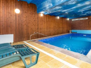 Zasloužený relax v privátním wellness: masážní křesla, vířivka, bazén i sauna