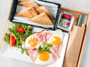 Brunch s kávou a limonádou nebo kafe s dortem pro 1 nebo 2 osoby