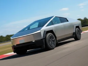 Řidičem či spolujezdcem ve voze Tesla Cybertruck: 1 až 3 kola s instruktorem