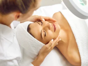 Kosmetická péče pro dámy i pány: kolagenové nitě, fotonový laser i spikule