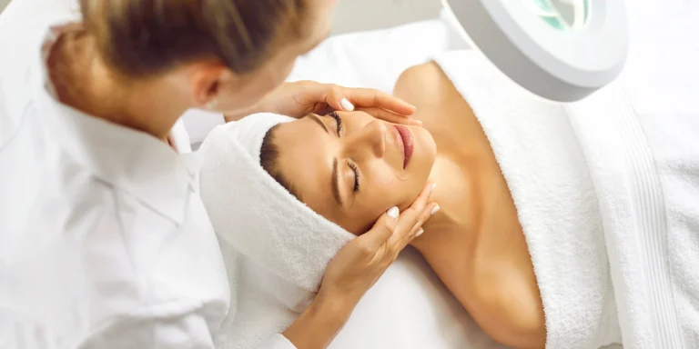 Kosmetická péče pro dámy i pány: kolagenové nitě, fotonový laser i spikule