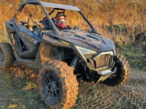 Jízda na přírodním okruhu: 15–60 min. v závodní buggy Polaris jako řidič nebo spolujezdec