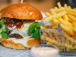 Smlsněte si na poctivé masové dobrotě: 1 nebo 2 burgery dle výběru, vč. hranolek