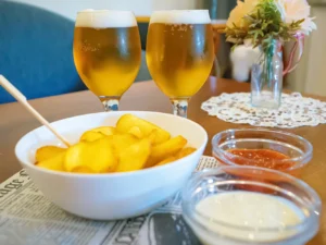Pochutnejte si a zavzpomínejte zároveň: pivo a bramborové lupínky v prvorepublikové kavárně