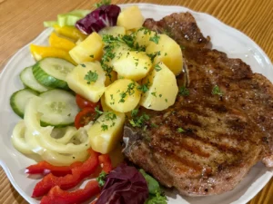 Vepřový steak Texas pro 1 nebo 2 osoby, vč. brambor a zeleniny