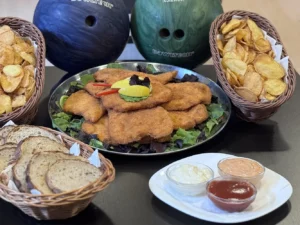 Talíř řízků o váze 0,5 nebo 1 kg i s hodinou bowlingu až pro 8 osob