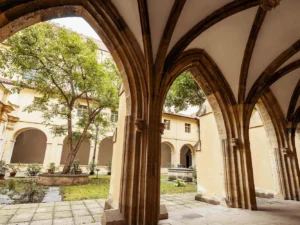 Klášter minoritů sv. Jakuba a výstava Koruny moci a nebes: prohlídka pro děti, dospělé i seniory