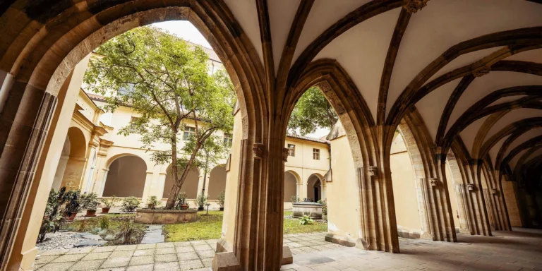 Klášter minoritů sv. Jakuba a výstava Koruny moci a nebes: prohlídka pro děti, dospělé i seniory