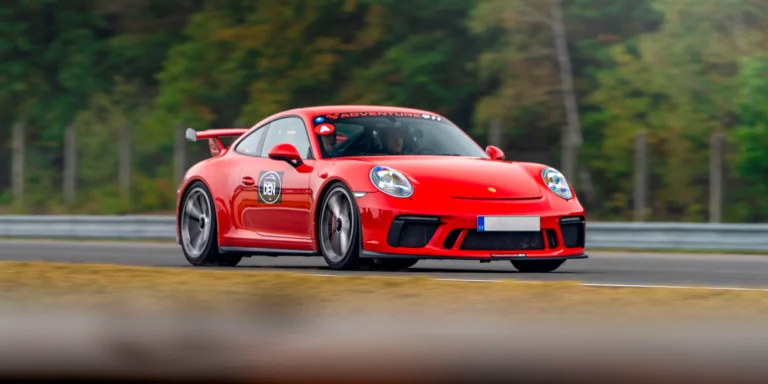 Jízda na závodním okruhu v Třinci, Brně či Mostě v legendárním voze Porsche: 1–5 kol