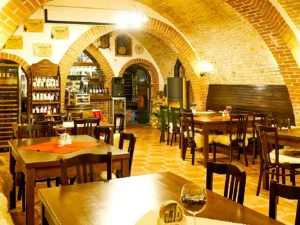 Vinná degustace potmě s občerstvením ve sklepní vinárně pro 1 osobu