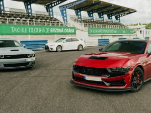 Řízení či spolujízda na závodních okruzích v autě podle výběru: Mustang, Dodge, EVO