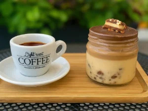 Nápoj a zákusek pro 1 i 2 osoby: tiramisu, mrkrváč, limonády i káva