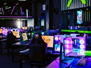 Užijte si 3, 5 nebo 7 hodin hraní či narozeninovou oslavu v gaming aréně, vč. pizzy a nápoje
