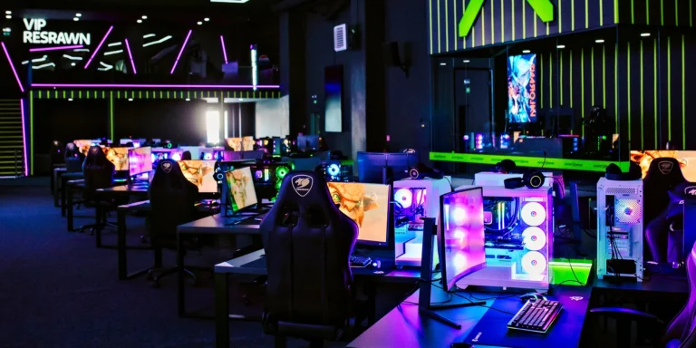 Užijte si 3, 5 nebo 7 hodin hraní či narozeninovou oslavu v gaming aréně, vč. pizzy a nápoje