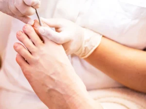 Rozmazlete své nohy či ruce: manikúra, pedikúra i spa varianta vč. peelingu a masky