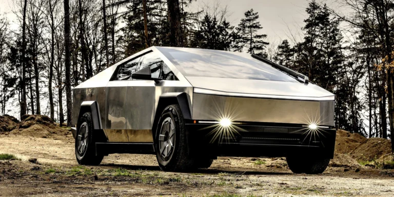Unikátní Tesla Cybertruck: spolujízda nebo řízení vč. focení