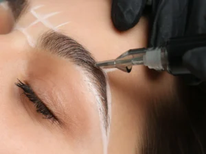 Permanentní make-up: oční linky, obočí pudrovou metodou i výplň rtů