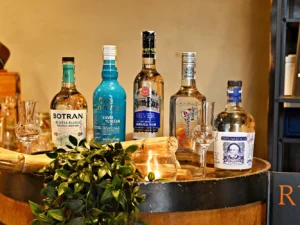 Bílé i tmavé rumy z celého světa: degustace až pro 2 osoby i ochutnávka koktejlu