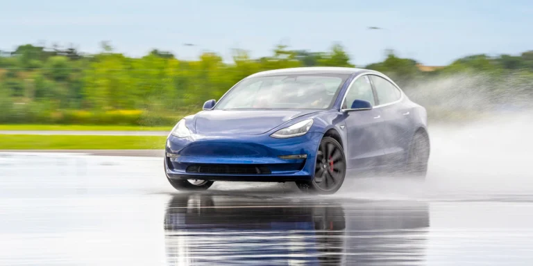Svezení driftem na polygonu v moderní Tesle 3 Performance: 1 až 20 kol i pro více osob