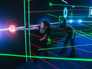 40 min. adrenalinu pro 4 osoby: laser game, laserové bludiště a 9D kino