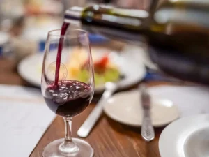 Degustace víc než 7 druhů vín snoubených s čokoládou ve Františkánském klášteře