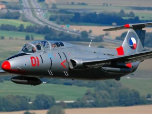 Let stíhačkou L-29 Delfín s akrobatickými prvky a možností pilotování