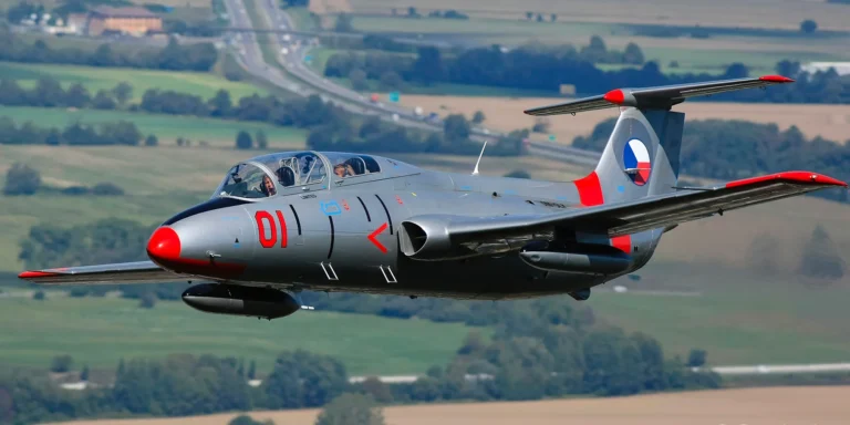Let stíhačkou L-29 Delfín s akrobatickými prvky a možností pilotování