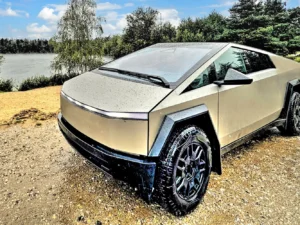 Unikátní Tesla Cybertruck: spolujízda nebo řízení vč. focení