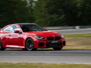 Adrenalin za volantem BMW M2 G87 na čtyřech závodních okruzích