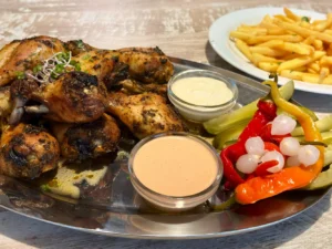 1 kg vyladěných kuřecích paliček a 300 g hranolků vč. 2 dipů a okurek
