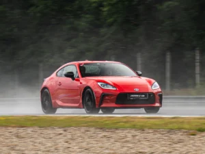 Toyota GR86 na závodním okruhu ve Vysokém Mýtě, Mostu, Brně či Sosnové
